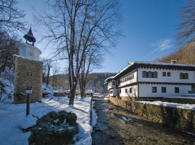 ETAR, GABROVO, BULGARIA - 2 Ocak 2025: Bulgaristan 'ın Gabrovo kenti yakınlarındaki Etara Etnoğrafya Köyü' nün kış manzarası