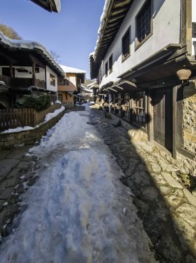 ETAR, GABROVO, BULGARIA - 2 Ocak 2025: Bulgaristan 'ın Gabrovo kenti yakınlarındaki Etara Etnoğrafya Köyü' nün kış manzarası