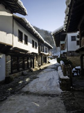 ETAR, GABROVO, BULGARIA - 2 Ocak 2025: Bulgaristan 'ın Gabrovo kenti yakınlarındaki Etara Etnoğrafya Köyü' nün kış manzarası