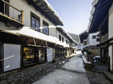 ETAR, GABROVO, BULGARIA - 2 Ocak 2025: Bulgaristan 'ın Gabrovo kenti yakınlarındaki Etara Etnoğrafya Köyü' nün kış manzarası