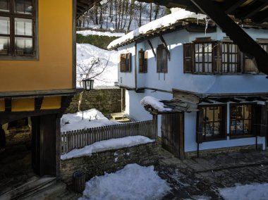 ETAR, GABROVO, BULGARIA - 2 Ocak 2025: Bulgaristan 'ın Gabrovo kenti yakınlarındaki Etara Etnoğrafya Köyü' nün kış manzarası
