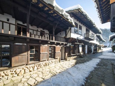 ETAR, GABROVO, BULGARIA - 2 Ocak 2025: Bulgaristan 'ın Gabrovo kenti yakınlarındaki Etara Etnoğrafya Köyü' nün kış manzarası