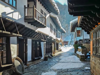 ETAR, GABROVO, BULGARIA - 2 Ocak 2025: Bulgaristan 'ın Gabrovo kenti yakınlarındaki Etara Etnoğrafya Köyü' nün kış manzarası