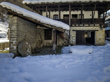 ETAR, GABROVO, BULGARIA - 2 Ocak 2025: Bulgaristan 'ın Gabrovo kenti yakınlarındaki Etara Etnoğrafya Köyü' nün kış manzarası