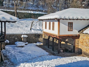 ETAR, GABROVO, BULGARIA - 2 Ocak 2025: Bulgaristan 'ın Gabrovo kenti yakınlarındaki Etara Etnoğrafya Köyü' nün kış manzarası
