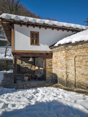 ETAR, GABROVO, BULGARIA - 2 Ocak 2025: Bulgaristan 'ın Gabrovo kenti yakınlarındaki Etara Etnoğrafya Köyü' nün kış manzarası