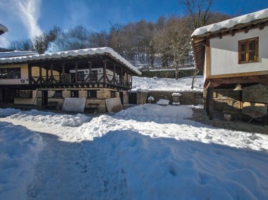ETAR, GABROVO, BULGARIA - 2 Ocak 2025: Bulgaristan 'ın Gabrovo kenti yakınlarındaki Etara Etnoğrafya Köyü' nün kış manzarası