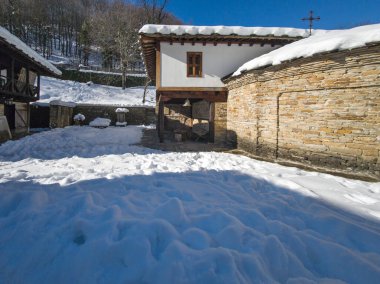 ETAR, GABROVO, BULGARIA - 2 Ocak 2025: Bulgaristan 'ın Gabrovo kenti yakınlarındaki Etara Etnoğrafya Köyü' nün kış manzarası