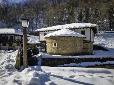 ETAR, GABROVO, BULGARIA - 2 Ocak 2025: Bulgaristan 'ın Gabrovo kenti yakınlarındaki Etara Etnoğrafya Köyü' nün kış manzarası