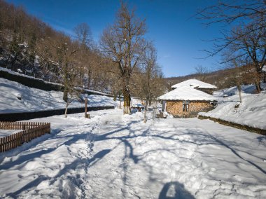 ETAR, GABROVO, BULGARIA - 2 Ocak 2025: Bulgaristan 'ın Gabrovo kenti yakınlarındaki Etara Etnoğrafya Köyü' nün kış manzarası