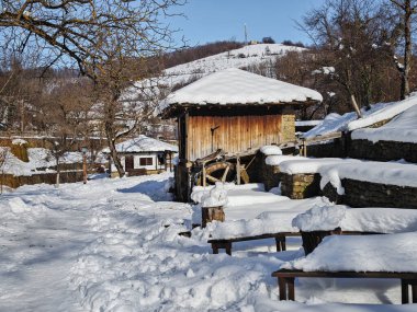 ETAR, GABROVO, BULGARIA - 2 Ocak 2025: Bulgaristan 'ın Gabrovo kenti yakınlarındaki Etara Etnoğrafya Köyü' nün kış manzarası
