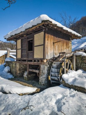 ETAR, GABROVO, BULGARIA - 2 Ocak 2025: Bulgaristan 'ın Gabrovo kenti yakınlarındaki Etara Etnoğrafya Köyü' nün kış manzarası