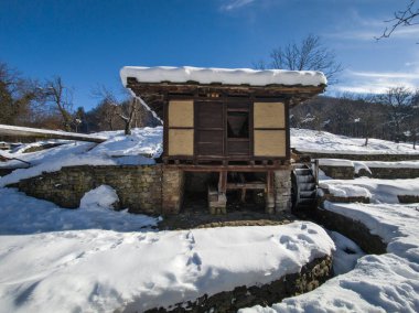 ETAR, GABROVO, BULGARIA - 2 Ocak 2025: Bulgaristan 'ın Gabrovo kenti yakınlarındaki Etara Etnoğrafya Köyü' nün kış manzarası