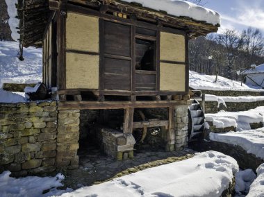 ETAR, GABROVO, BULGARIA - 2 Ocak 2025: Bulgaristan 'ın Gabrovo kenti yakınlarındaki Etara Etnoğrafya Köyü' nün kış manzarası