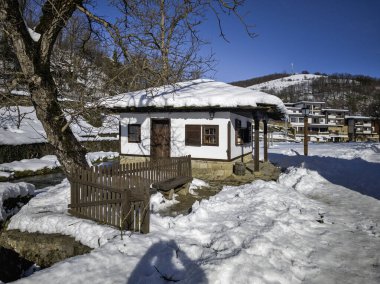 ETAR, GABROVO, BULGARIA - 2 Ocak 2025: Bulgaristan 'ın Gabrovo kenti yakınlarındaki Etara Etnoğrafya Köyü' nün kış manzarası