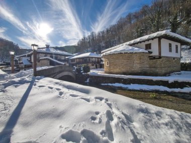 ETAR, GABROVO, BULGARIA - 2 Ocak 2025: Bulgaristan 'ın Gabrovo kenti yakınlarındaki Etara Etnoğrafya Köyü' nün kış manzarası