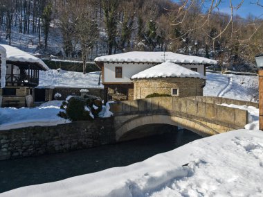 ETAR, GABROVO, BULGARIA - 2 Ocak 2025: Bulgaristan 'ın Gabrovo kenti yakınlarındaki Etara Etnoğrafya Köyü' nün kış manzarası