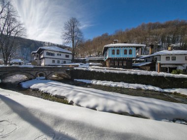ETAR, GABROVO, BULGARIA - 2 Ocak 2025: Bulgaristan 'ın Gabrovo kenti yakınlarındaki Etara Etnoğrafya Köyü' nün kış manzarası