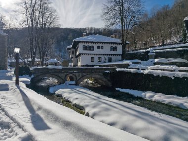 ETAR, GABROVO, BULGARIA - 2 Ocak 2025: Bulgaristan 'ın Gabrovo kenti yakınlarındaki Etara Etnoğrafya Köyü' nün kış manzarası
