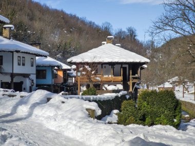 ETAR, GABROVO, BULGARIA - 2 Ocak 2025: Bulgaristan 'ın Gabrovo kenti yakınlarındaki Etara Etnoğrafya Köyü' nün kış manzarası