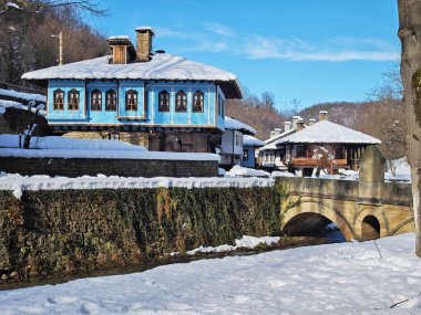 ETAR, GABROVO, BULGARIA - 2 Ocak 2025: Bulgaristan 'ın Gabrovo kenti yakınlarındaki Etara Etnoğrafya Köyü' nün kış manzarası