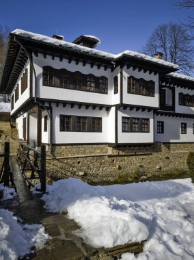 ETAR, GABROVO, BULGARIA - 2 Ocak 2025: Bulgaristan 'ın Gabrovo kenti yakınlarındaki Etara Etnoğrafya Köyü' nün kış manzarası