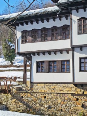 ETAR, GABROVO, BULGARIA - 2 Ocak 2025: Bulgaristan 'ın Gabrovo kenti yakınlarındaki Etara Etnoğrafya Köyü' nün kış manzarası