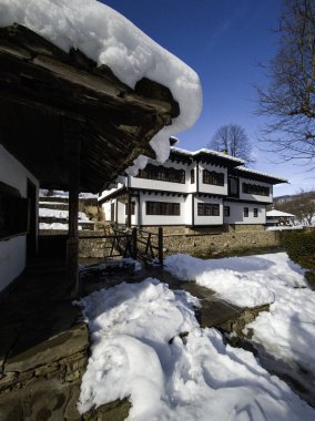 ETAR, GABROVO, BULGARIA - 2 Ocak 2025: Bulgaristan 'ın Gabrovo kenti yakınlarındaki Etara Etnoğrafya Köyü' nün kış manzarası