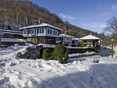 ETAR, GABROVO, BULGARIA - 2 Ocak 2025: Bulgaristan 'ın Gabrovo kenti yakınlarındaki Etara Etnoğrafya Köyü' nün kış manzarası