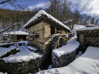 ETAR, GABROVO, BULGARIA - 2 Ocak 2025: Bulgaristan 'ın Gabrovo kenti yakınlarındaki Etara Etnoğrafya Köyü' nün kış manzarası