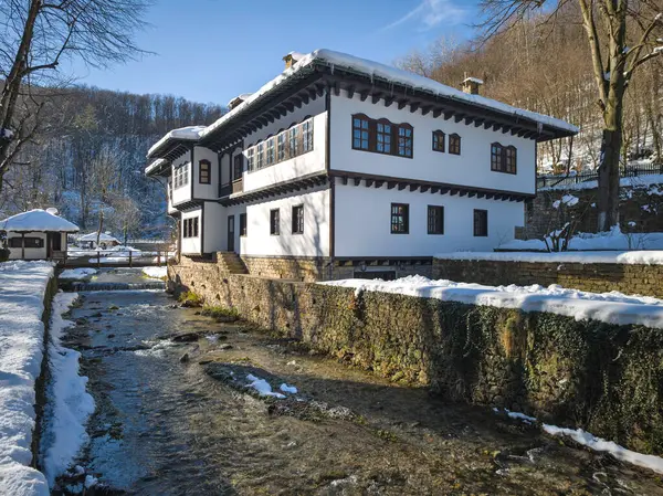 ETAR, GABROVO, BULGARIA - 2 Ocak 2025: Bulgaristan 'ın Gabrovo kenti yakınlarındaki Etara Etnoğrafya Köyü' nün kış manzarası