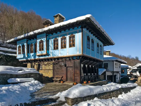 ETAR, GABROVO, BULGARIA - 2 Ocak 2025: Bulgaristan 'ın Gabrovo kenti yakınlarındaki Etara Etnoğrafya Köyü' nün kış manzarası