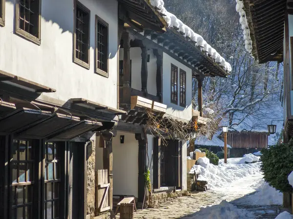ETAR, GABROVO, BULGARIA - 2 Ocak 2025: Bulgaristan 'ın Gabrovo kenti yakınlarındaki Etara Etnoğrafya Köyü' nün kış manzarası