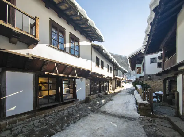 ETAR, GABROVO, BULGARIA - 2 Ocak 2025: Bulgaristan 'ın Gabrovo kenti yakınlarındaki Etara Etnoğrafya Köyü' nün kış manzarası