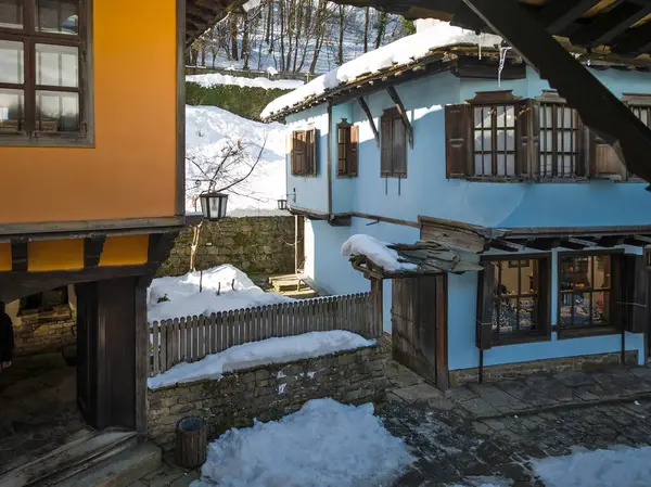 ETAR, GABROVO, BULGARIA - 2 Ocak 2025: Bulgaristan 'ın Gabrovo kenti yakınlarındaki Etara Etnoğrafya Köyü' nün kış manzarası