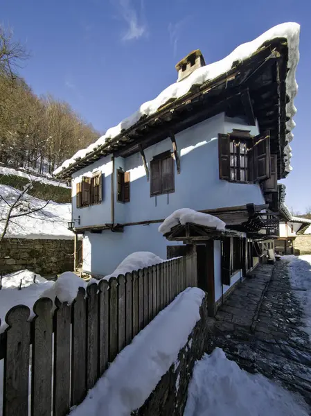 ETAR, GABROVO, BULGARIA - 2 Ocak 2025: Bulgaristan 'ın Gabrovo kenti yakınlarındaki Etara Etnoğrafya Köyü' nün kış manzarası