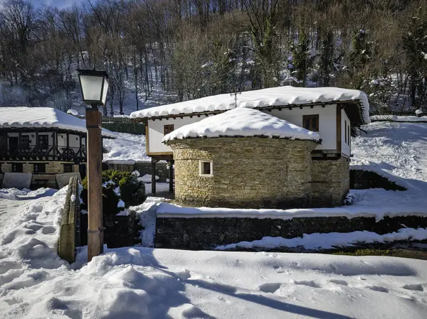 ETAR, GABROVO, BULGARIA - 2 Ocak 2025: Bulgaristan 'ın Gabrovo kenti yakınlarındaki Etara Etnoğrafya Köyü' nün kış manzarası