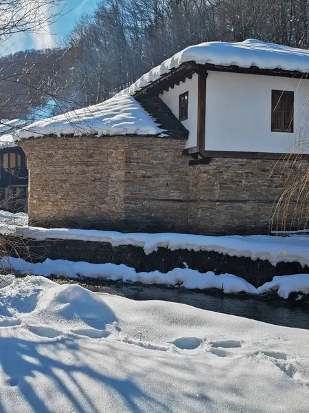 ETAR, GABROVO, BULGARIA - 2 Ocak 2025: Bulgaristan 'ın Gabrovo kenti yakınlarındaki Etara Etnoğrafya Köyü' nün kış manzarası