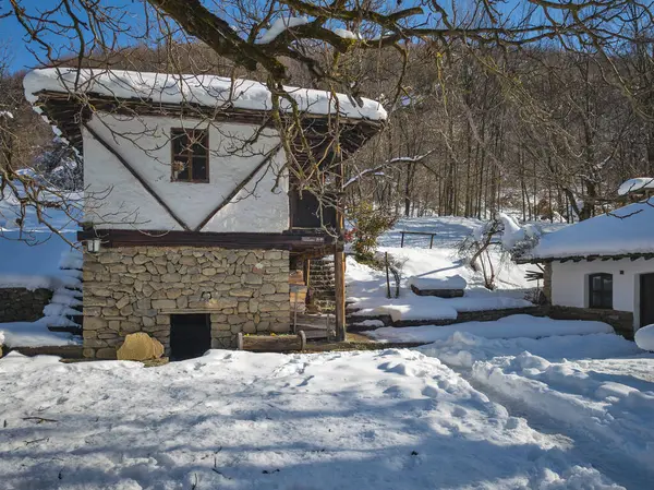 ETAR, GABROVO, BULGARIA - 2 Ocak 2025: Bulgaristan 'ın Gabrovo kenti yakınlarındaki Etara Etnoğrafya Köyü' nün kış manzarası