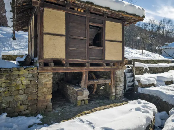 ETAR, GABROVO, BULGARIA - 2 Ocak 2025: Bulgaristan 'ın Gabrovo kenti yakınlarındaki Etara Etnoğrafya Köyü' nün kış manzarası