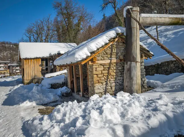 ETAR, GABROVO, BULGARIA - 2 Ocak 2025: Bulgaristan 'ın Gabrovo kenti yakınlarındaki Etara Etnoğrafya Köyü' nün kış manzarası