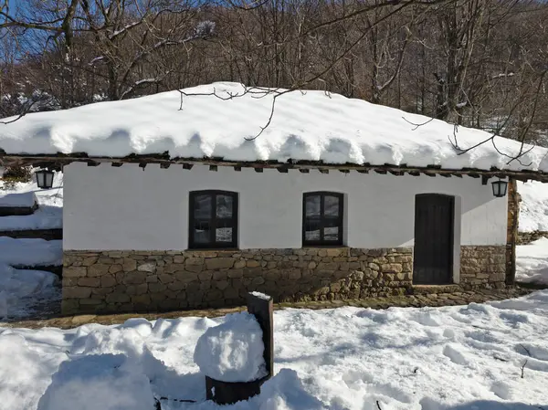 ETAR, GABROVO, BULGARIA - 2 Ocak 2025: Bulgaristan 'ın Gabrovo kenti yakınlarındaki Etara Etnoğrafya Köyü' nün kış manzarası