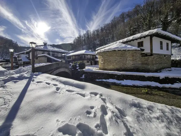 ETAR, GABROVO, BULGARIA - 2 Ocak 2025: Bulgaristan 'ın Gabrovo kenti yakınlarındaki Etara Etnoğrafya Köyü' nün kış manzarası