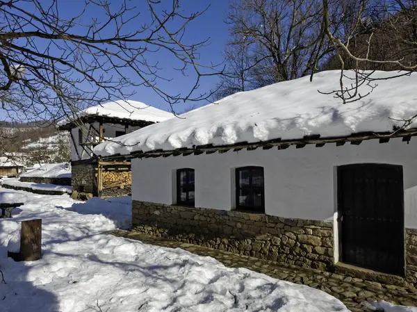 ETAR, GABROVO, BULGARIA - 2 Ocak 2025: Bulgaristan 'ın Gabrovo kenti yakınlarındaki Etara Etnoğrafya Köyü' nün kış manzarası