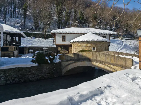 ETAR, GABROVO, BULGARIA - 2 Ocak 2025: Bulgaristan 'ın Gabrovo kenti yakınlarındaki Etara Etnoğrafya Köyü' nün kış manzarası