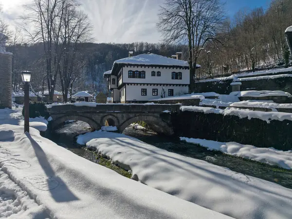 ETAR, GABROVO, BULGARIA - 2 Ocak 2025: Bulgaristan 'ın Gabrovo kenti yakınlarındaki Etara Etnoğrafya Köyü' nün kış manzarası