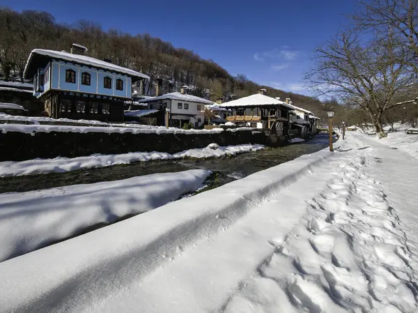 ETAR, GABROVO, BULGARIA - 2 Ocak 2025: Bulgaristan 'ın Gabrovo kenti yakınlarındaki Etara Etnoğrafya Köyü' nün kış manzarası