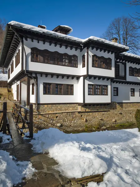 ETAR, GABROVO, BULGARIA - 2 Ocak 2025: Bulgaristan 'ın Gabrovo kenti yakınlarındaki Etara Etnoğrafya Köyü' nün kış manzarası