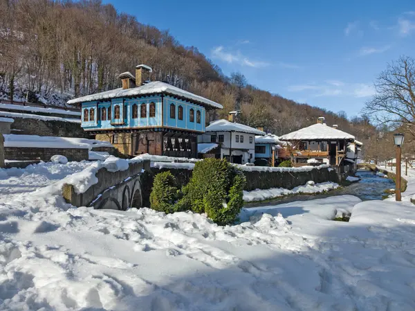 ETAR, GABROVO, BULGARIA - 2 Ocak 2025: Bulgaristan 'ın Gabrovo kenti yakınlarındaki Etara Etnoğrafya Köyü' nün kış manzarası