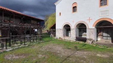 Bulgaristan 'ın Blagoevgrad bölgesinde şeytanlarla dolu bir manastır olan Aziz George' a adanmış Ortaçağ Churilovo manastırı.